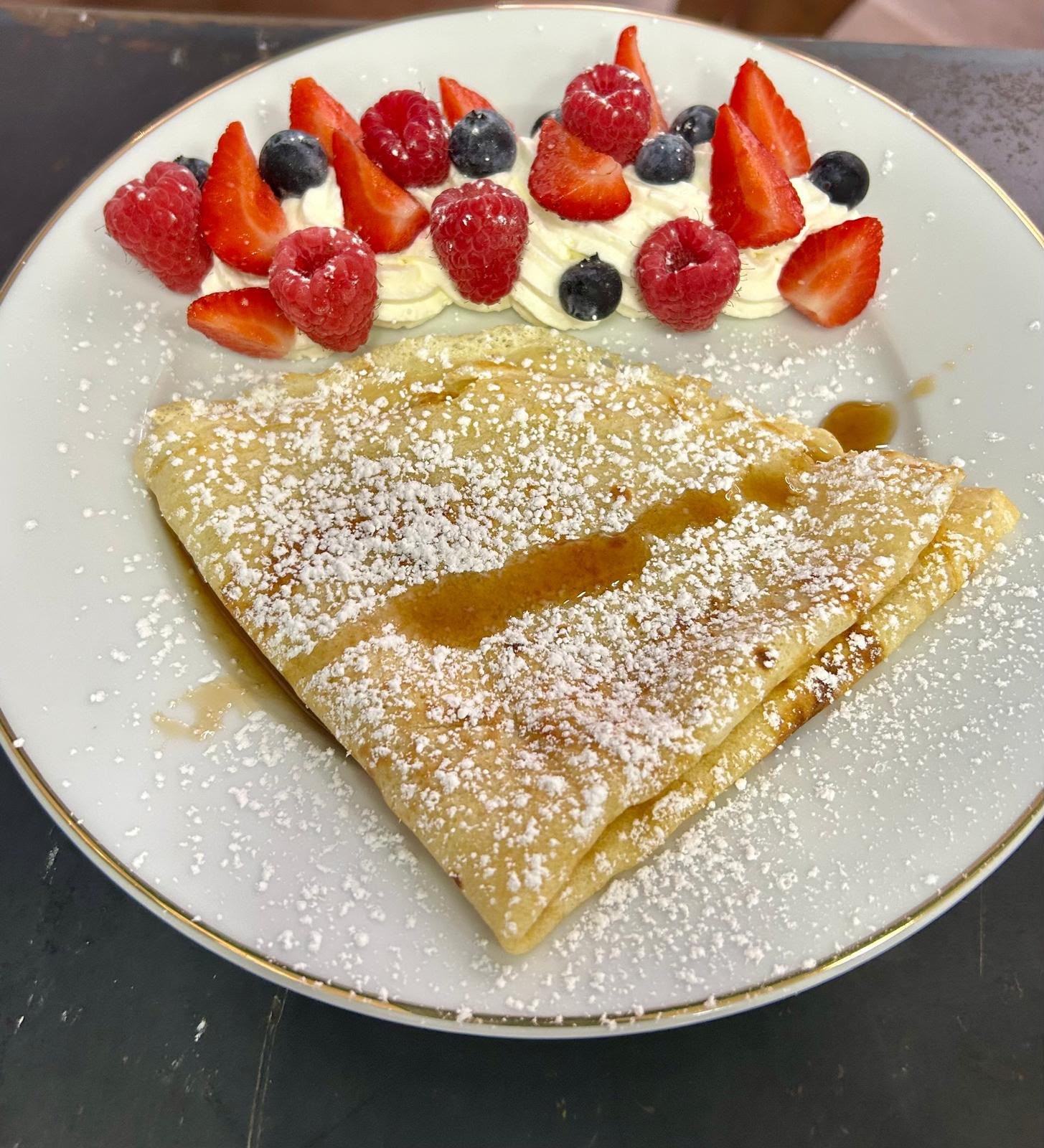 Crêpe au sucre glace, chantilly maison et fruits rouges frais