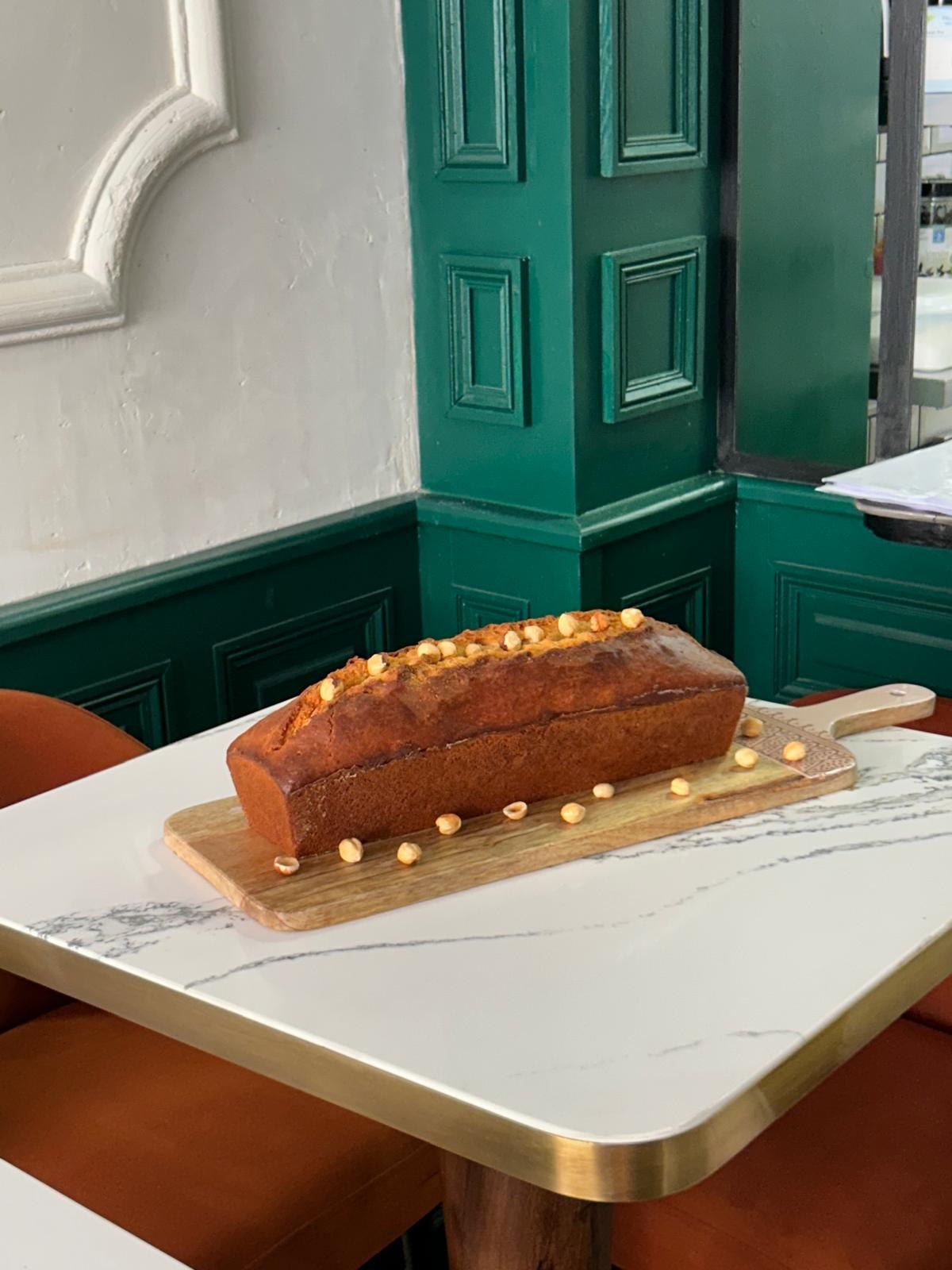 Cake aux noisettes présenté sur une planche de bois